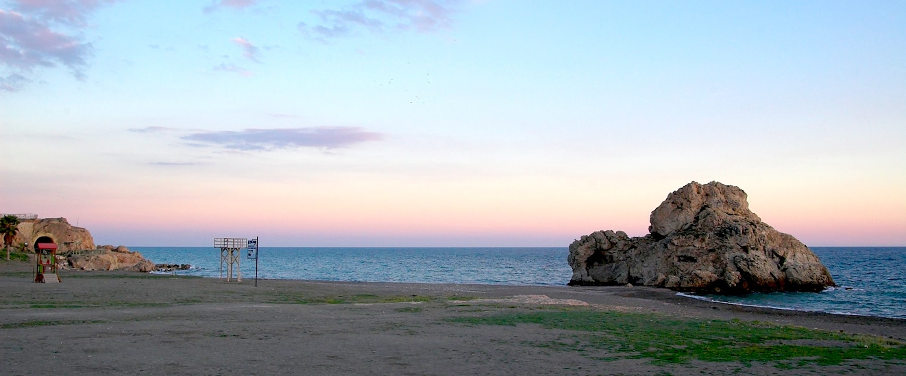 playa peñón del cuervo malaga